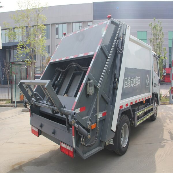 Compressed sanitation truck - Image 2