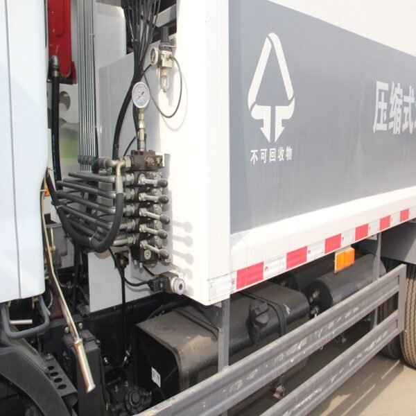 Compressed sanitation truck - Image 3