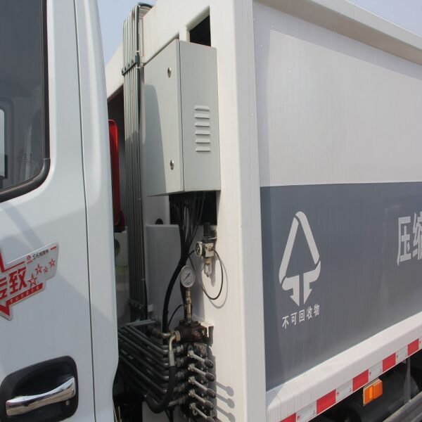 Compressed sanitation truck - Image 4