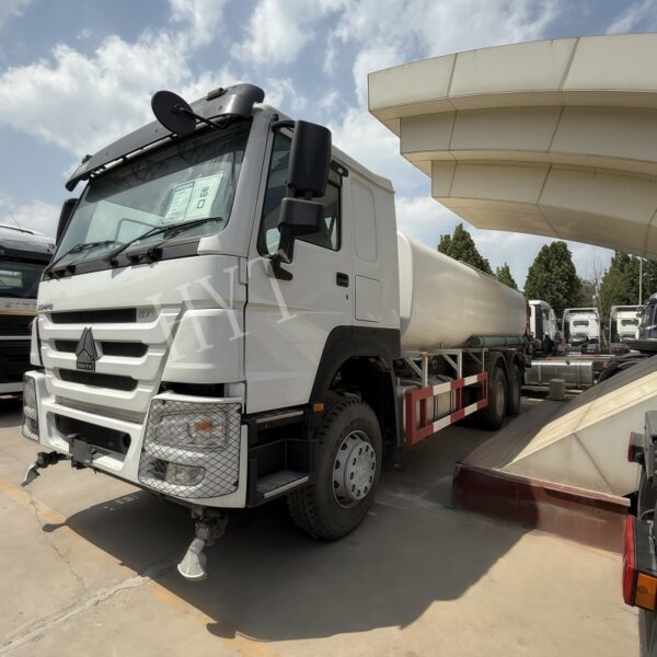 White 20 square oil tanker truck - Image 2
