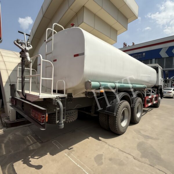 White 20 square oil tanker truck - Image 4