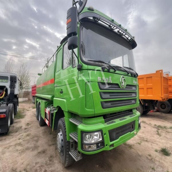 Green 2-axle oil tanker truck - Image 2
